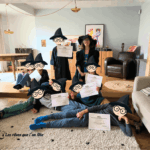 Groupe d'enfants avec diplomes de sorciers